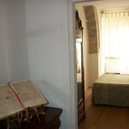 La Piazzetta Delle Erbe Assisi