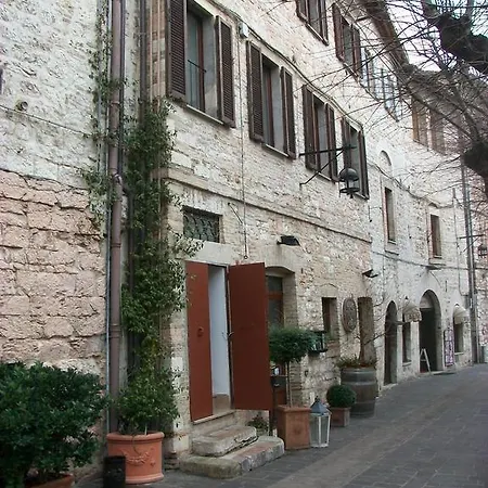 La Piazzetta Delle Erbe Assisi