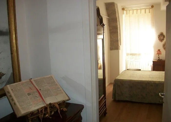 La Piazzetta Delle Erbe Assisi