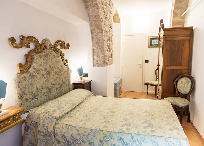 La Piazzetta Delle Erbe Assisi