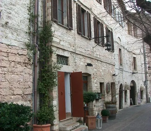 La Piazzetta Delle Erbe Assisi